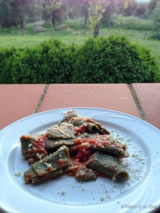 Spinach pasta with fresh tomato sauce